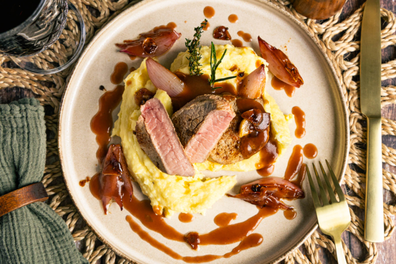 Gebratene Kalbsmedaillons mit Balsamico-Schalotten
