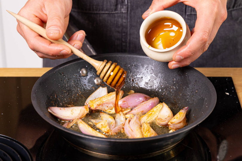 Honig zu den Balsamico-Schalotten geben
