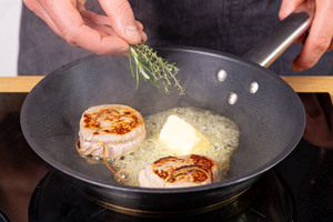 Butter und Kräuter mit in die Pfanne geben