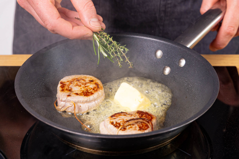 Butter und Kräuter mit in die Pfanne geben