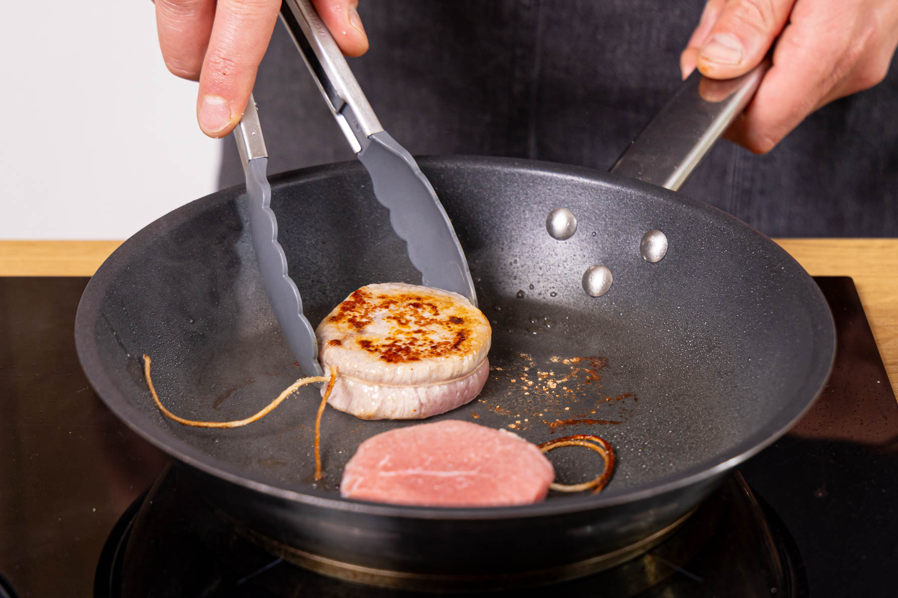 Gebratene Kalbsmedaillons mit Balsamico-Schalotten Gebratene Kalbsmedaillons mit Balsamico-Schalotten