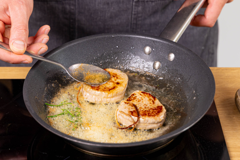 Kalbsmedaillons immer wieder mit geschmolzener Butter übergießen