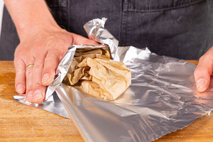 Fleisch in Backpapier und Alufolie ruhen lassen