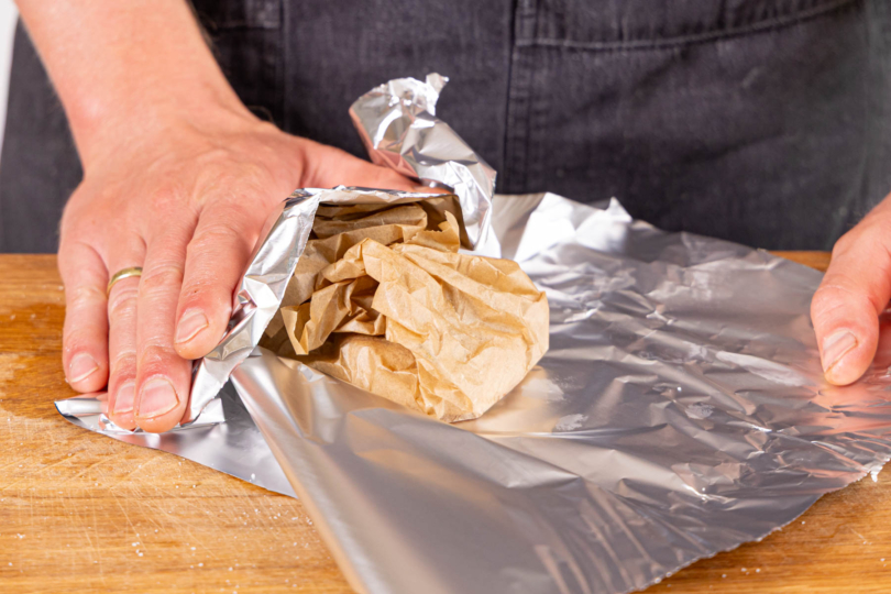 Fleisch in Backpapier und Alufolie ruhen lassen