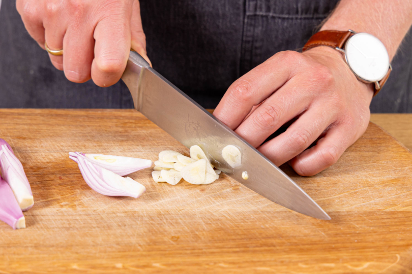 Schalotten und Knoblauch schneiden
