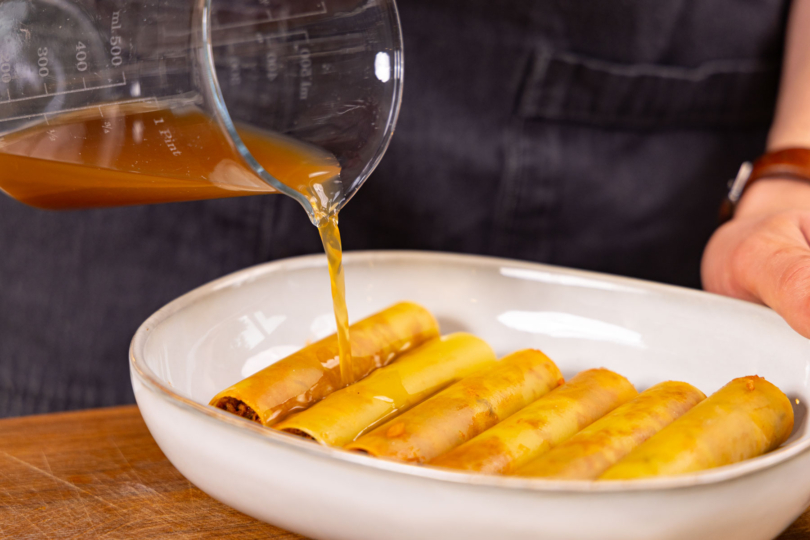 Brühe in der Auflaufform aufgießen.