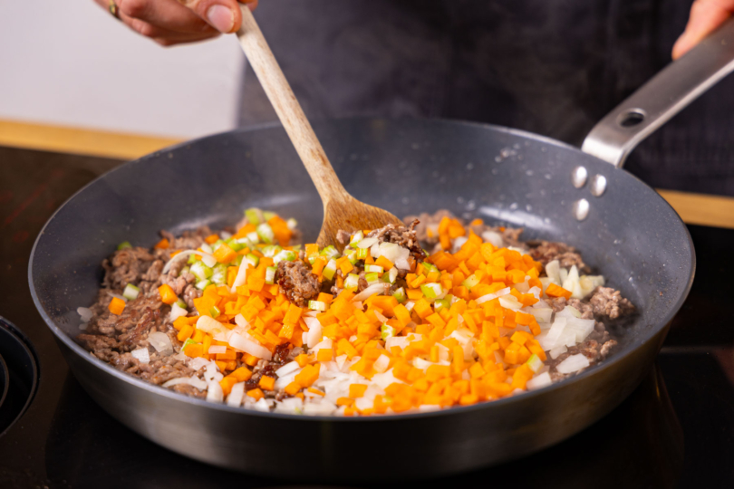 Gemüse zum Hackfleisch geben.