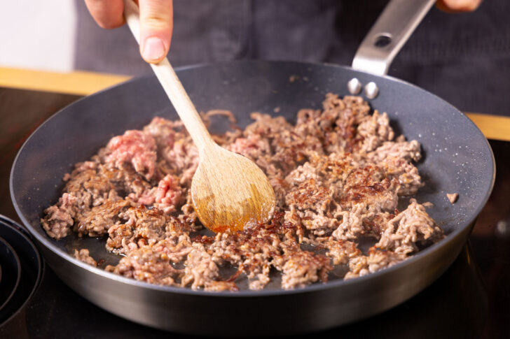 Hackfleisch in Pfanne anbraten.