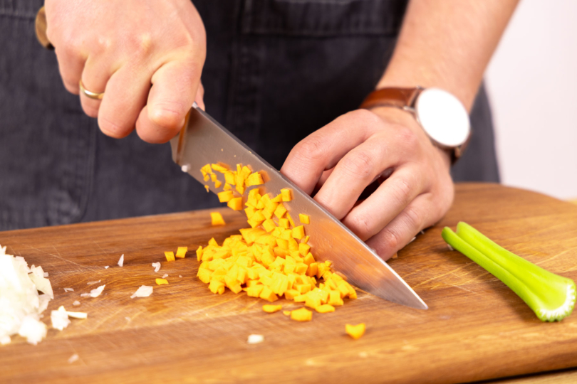 Karotten in Würfel schneiden.