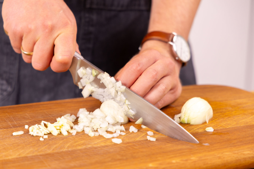 Zwiebeln klein schneiden.