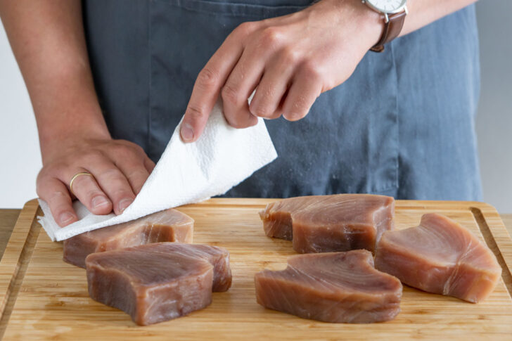 Thunfischsteak trocken tupfen