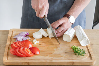 Ziegenkäse in Scheiben schneiden
