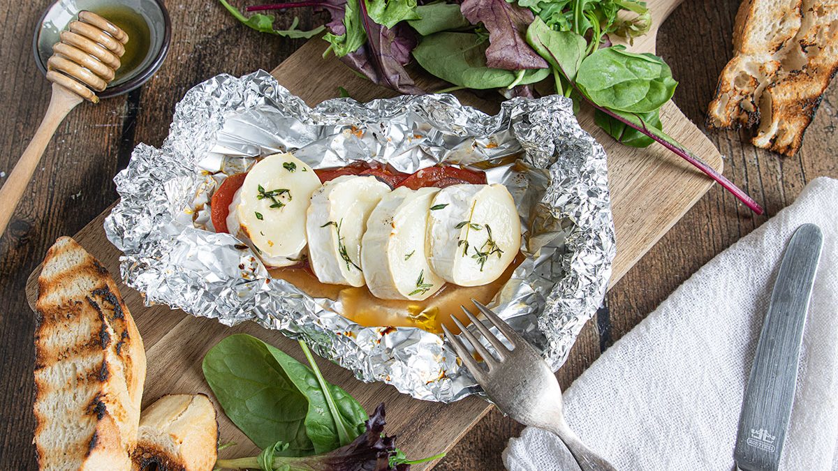 Ziegenkäse in Alufolie grillen | Rezept - eat.de
