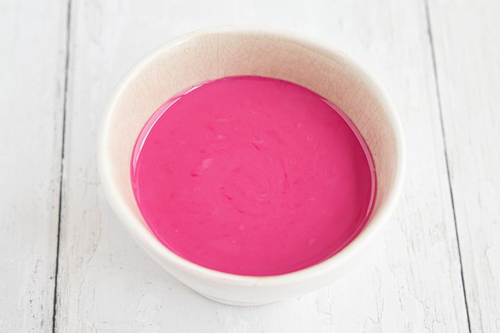 Karmin in Milch eingerührt