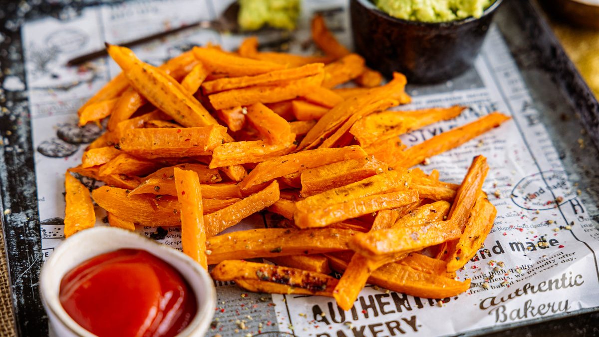 Süßkartoffelpommes aus dem Backofen | Rezept - eat.de