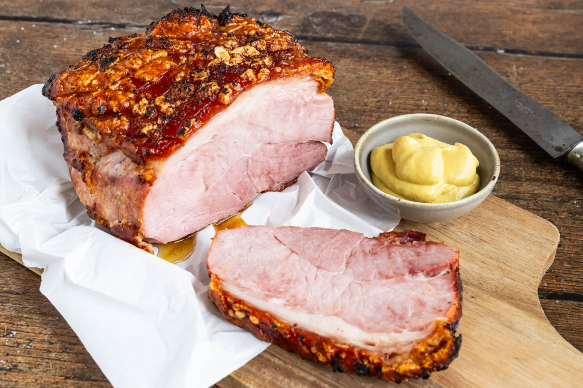 Krustenbraten vom Grill servieren