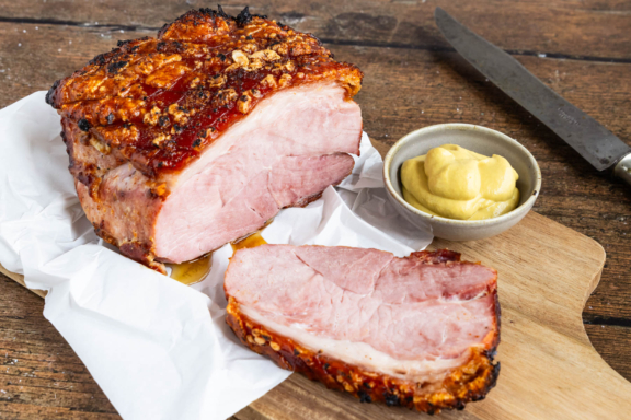 Krustenbraten vom Grill servieren