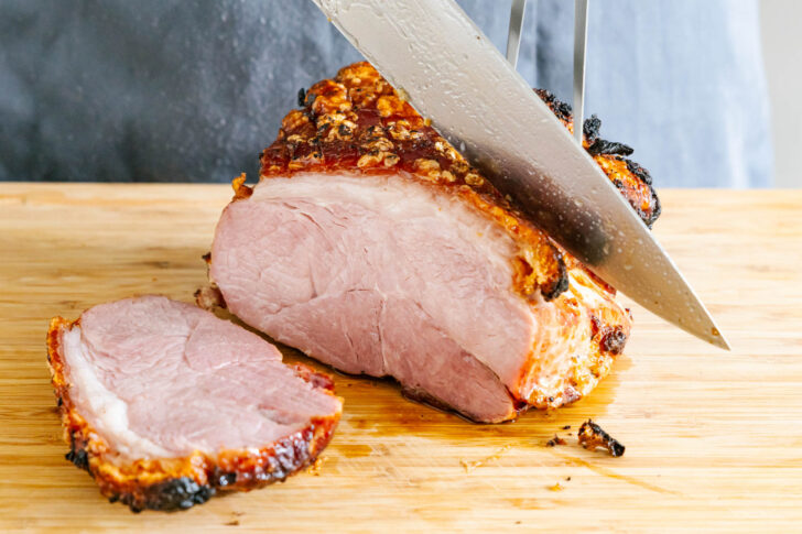 Krustenbraten vom Grill in Scheiben schneiden