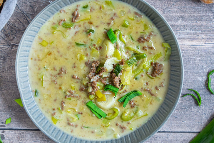 Lauchcremesuppe mit Hackfleisch & Schmelzkäse
