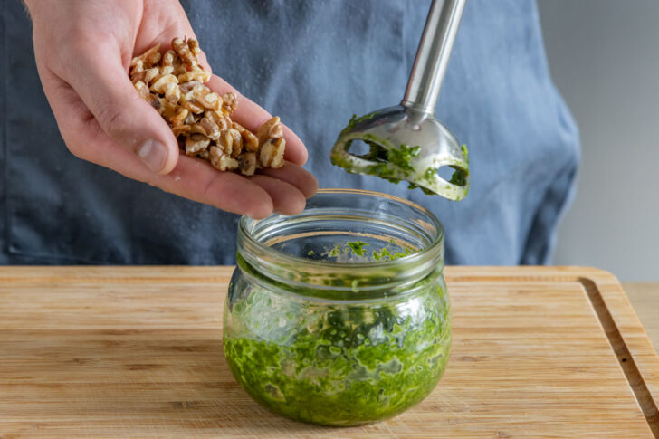 Walnüsse zum Pesto geben