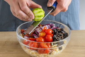 Limettenabrieb zum Nudelsalat geben