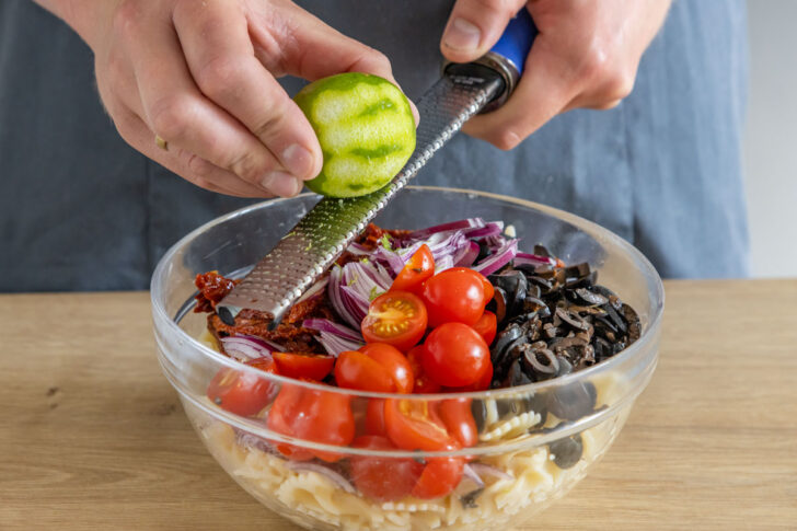 Limettenabrieb zum Nudelsalat geben