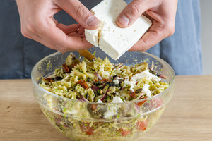 Feta über Nudelsalat bröseln