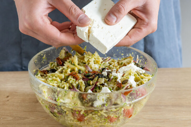 Feta über Nudelsalat bröseln