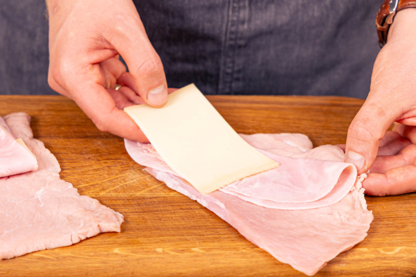 Cordon Bleu mit Schinken und Käse füllen