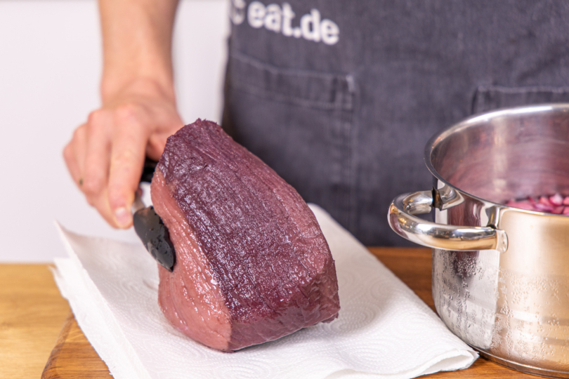 Fleisch aus der Marinade nehmen