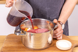 Rotwein dazugeben