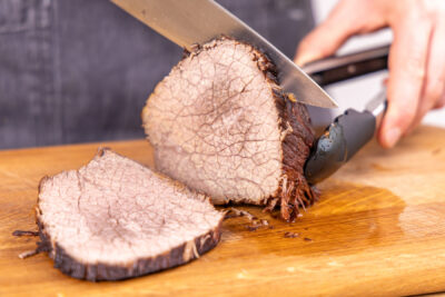 Sauerbraten in Scheiben schneiden