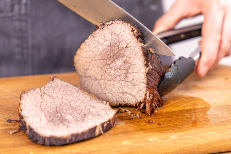 Sauerbraten in Scheiben schneiden