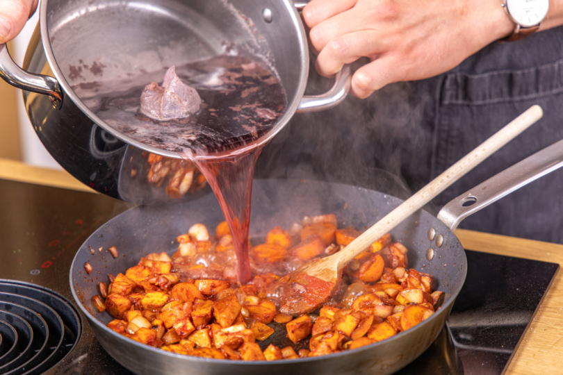 Übrige Soße dazu gießen