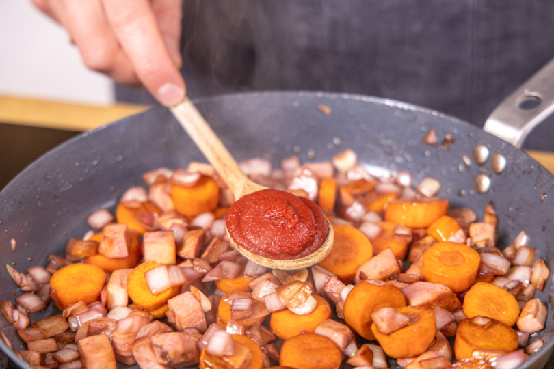 Tomatenmark dazugeben