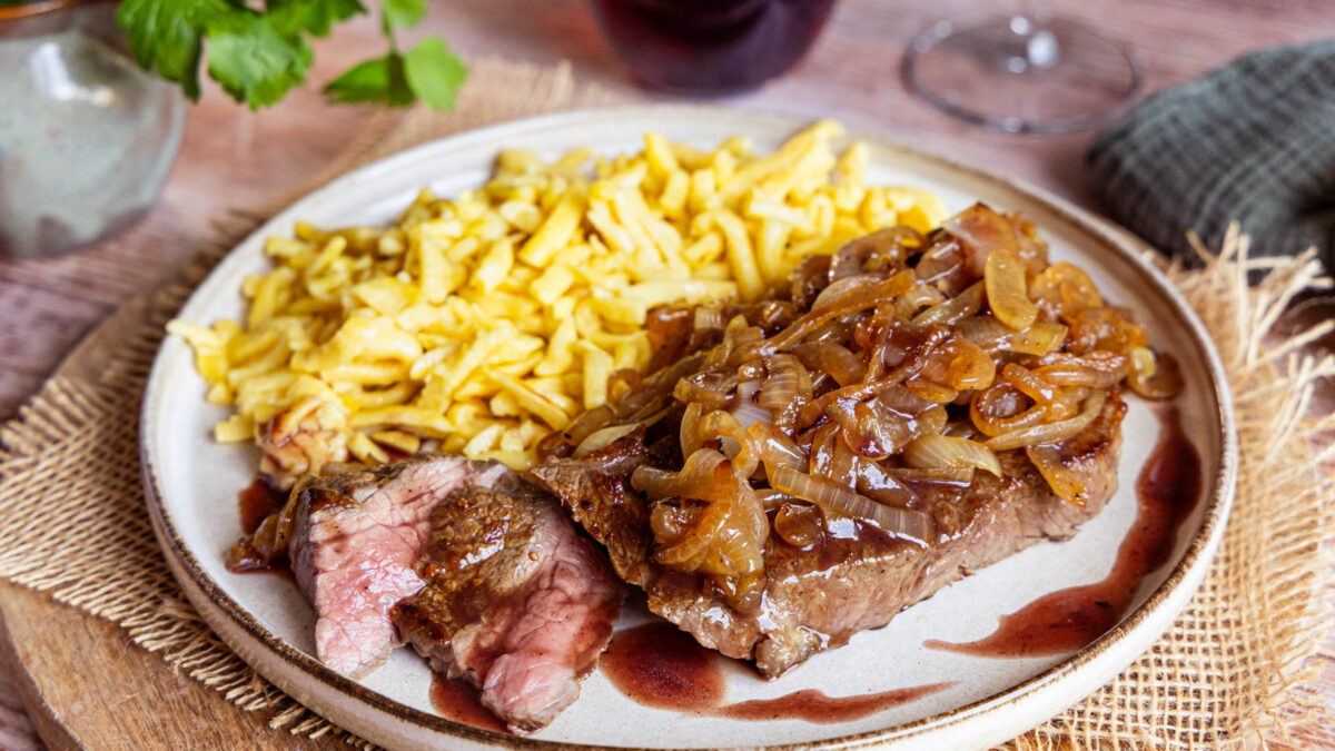 Schwäbischer Zwiebelrostbraten: saftig und rosa