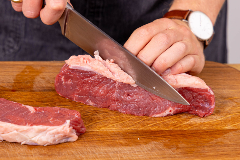 Fleisch vorbereiten, Fettseite einschneiden