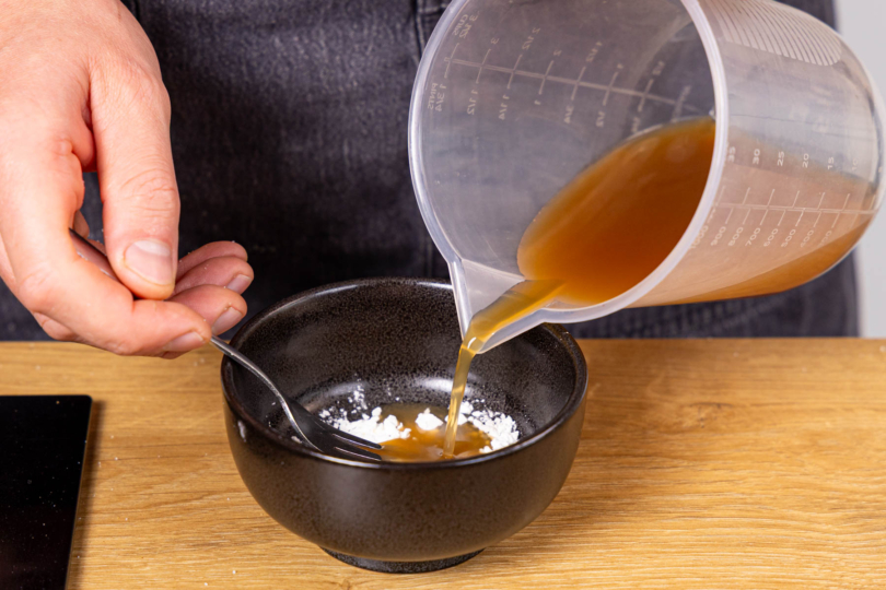 Speisestärke in kalten Fond rühren