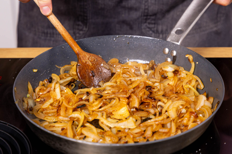 Zwiebeln goldbraun braten