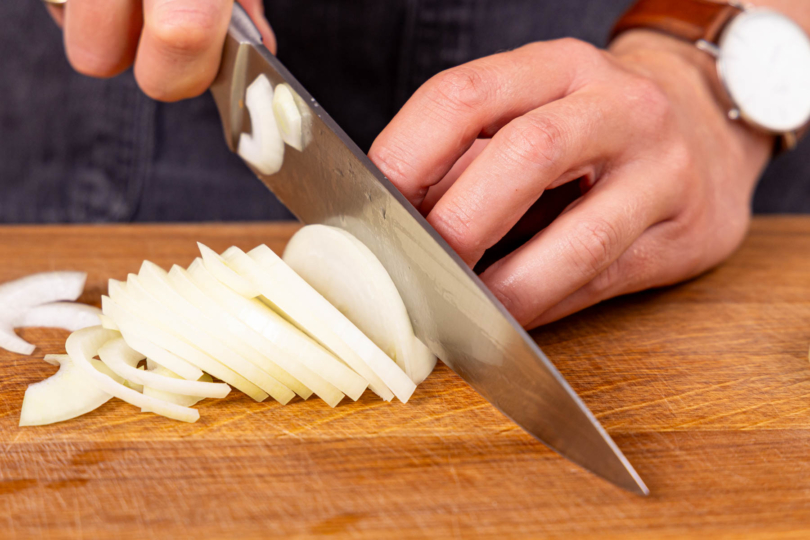 Zwiebeln in Halbringe schneiden