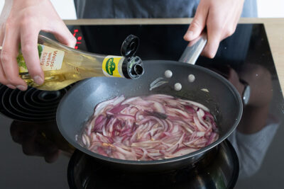 Zwiebeln und Knoblauch schneiden und anbraten