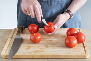 Strunk der Tomaten entfernen