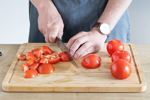 Tomaten in Würfel schneiden