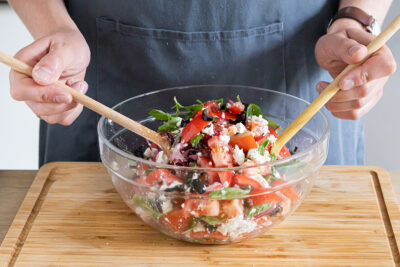 Tomatensalat vermengen und abschmecken