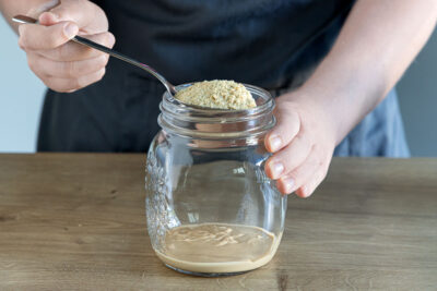 Hefeflocken zum Cashewmus geben