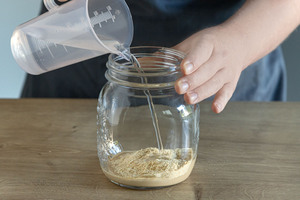 Wasser in das Glas geben