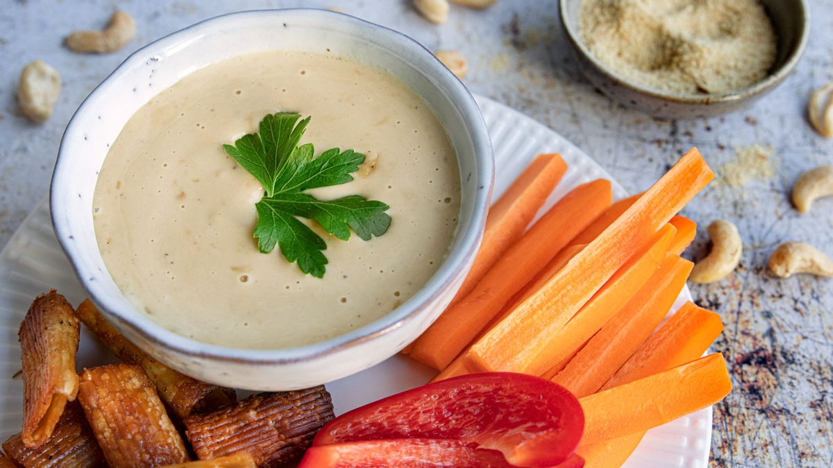 Veganer Käsedip mit Cashewmus | Rezept - eat.de