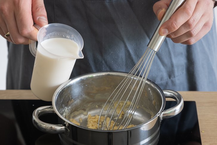 Milch zur Mehlschwitze geben
