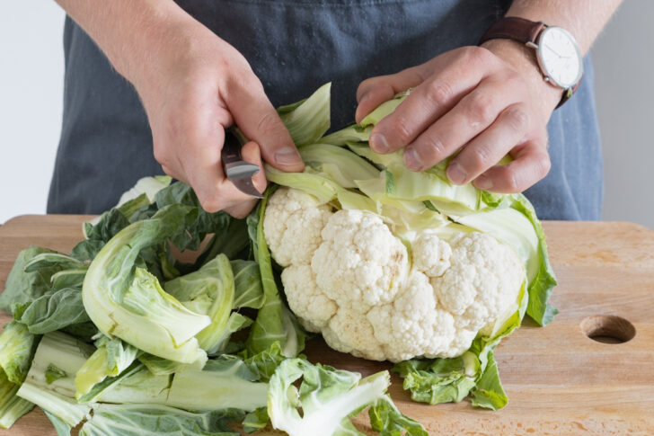 Blätter vom Blumenkohl lösen