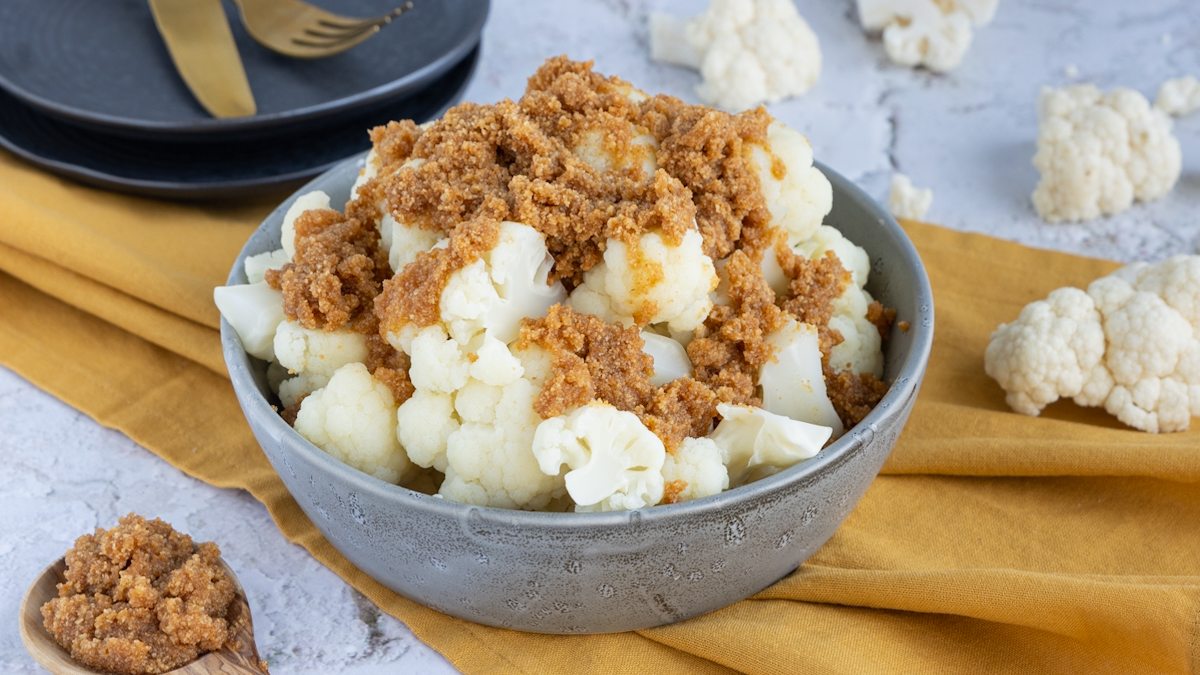Klassischer Blumenkohl mit Semmelbrösel | Rezept - eat.de